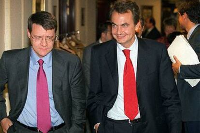 Jordi Sevilla, ministro de Administraciones Públicas (izquierda), y el presidente José Luis Rodríguez Zapatero.