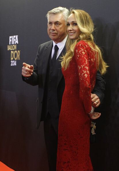 Carlo Ancelotti junto a su mujer, Mariann Barrena, antes del inicio de la ceremonia. En entrenador del Real Madrid perdió finalmente el Balón de Oro a mejor entrenador de 2014, que fue a manos del seleccionador alemán Joachim Löw.