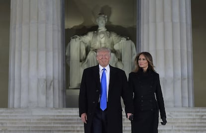 Donald Trump e sua esposa Melania, no Lincoln Memorial em Washington, em 19 de janeiro de 2017.