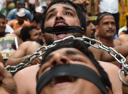 Protestas contra el Gobierno por la suspensión de 25 diputados del Congreso, en Nueva Delhi, India.