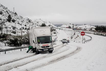 Un camión y varios coches bloqueados en una autovía, cerca de Cehegín, en Murcia. 