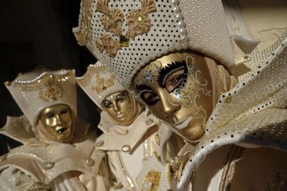 El carnaval permite al individuo en transformarse por unos días y ser alguien diferente. Desde Venecia a Barranquilla, de Cádiz al valle del Rhin millones de personas cubren sus rostros, preparan carrozas satíricas, canciones con sentido del humor o tratan de ser elegidas reinas por un día. La música y la danza son protagonistas indiscutibles. En la imagen, máscaras doradas en Venecia.