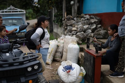 Pequeños productores acuden a casa de Minervo Cantor a vender su  producción de granos de café arábica. 