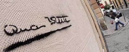 La firma de la concejal de Medio Ambiente, Ana Botella, <b>pintada por los</b><i> grafiteros </i> con una plantilla en el muro de una calle del centro de Madrid.