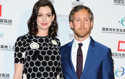 La actriz Anne Hathaway y su esposo Adam Shulman.