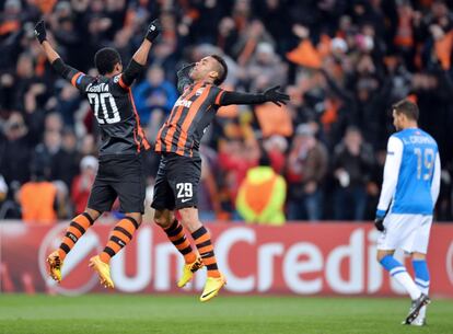 Cadamuro observa como celebran un gol dos jugadores del Shakhtar.