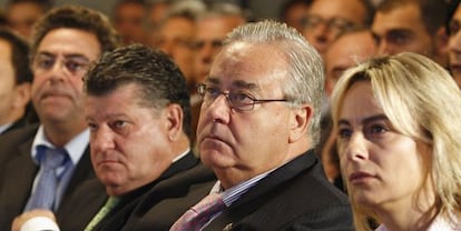 Sonia Castedo, Luis Díaz Alperi y los constructores Valentín Botella y Enrique Ortiz en 2007.