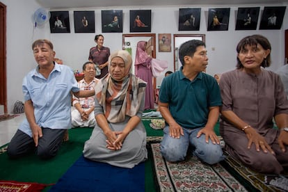 Rully Mallay (en primer plano con el hiyab) es la líder comunitaria transgénero que siempre ha estado al lado de la activista Shinta Ratri, fallecida en febrero de 2023 y fundadora de la única escuela coránica creada por y para mujeres trans, llamada Pondok Pesantren Waria al Fatah. Mallay cree firmemente que la comunidad LGBTQ+ debe luchar unida por el reconocimiento de sus derechos, independientemente de si profesan una religión o no. “Somos parte de la sociedad y queremos mantener nuestra espiritualidad. Me gustaría mucho que los jóvenes se acercaran a nosotras y que la batalla fuera verdaderamente colectiva”.