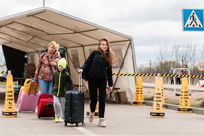 Yulia Fatieva atravesaba la frontera entre Ucrania y Moldavia junto a una amiga y su hijo, el lunes, por el cruce de Palanca