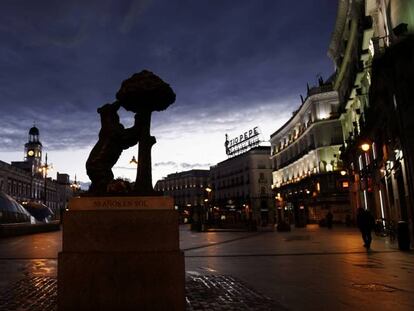 El Oso y el Madrono en una desierta Puerta del Sol de Madrid. 