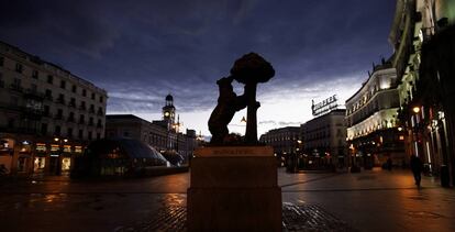 El Oso y el Madrono en una desierta Puerta del Sol de Madrid. 