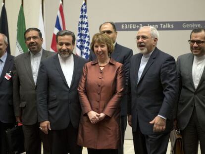 Catherine Ashton posa con la delegaci&oacute;n iran&iacute; en Ginebra.