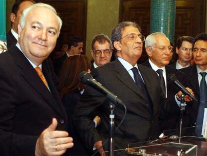 Moratinos, izquierda, y Amr Moussa, en segundo plano, durante la rueda de prensa que han ofrecido en la sede de la Liga Árabe en El Cairo.