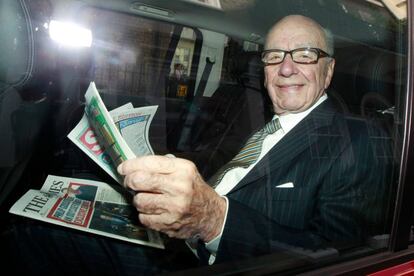 El magnate australiano nacionalizado estadounidense, Rupert Murdoch, es el director y principal accionista de News Corporation, conglomerado de medios que engloba, por ejemplo, cadenas vía satélite como Fox y Sky, y periódicos como The Sun, The Times y el malogrado News of The World