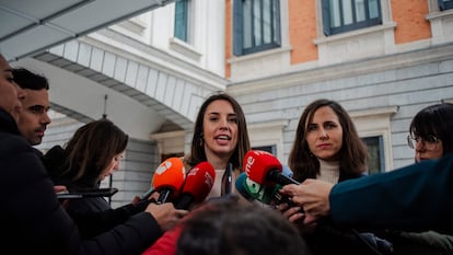 La candidata de Podemos a la elecciones europeas y exministra de Igualdad, Irene Montero, y la secretaria general de Podemos, Ione Belarra, en el Congreso, el 8 de marzo.