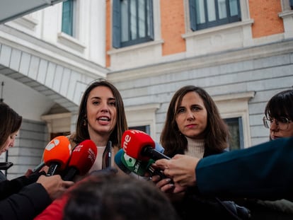 La candidata de Podemos a la elecciones europeas y exministra de Igualdad, Irene Montero, y la secretaria general de Podemos, Ione Belarra, en el Congreso, el 8 de marzo.