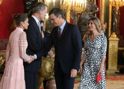 Pedro Sánchez y su mujer, Begoña Gómez, saludan a los Reyes en la recepción posterior al desfile de la Fiesta Nacional.