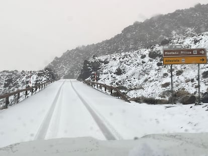 Carreteras de acceso al Teide cerradas al tráfico por hielo y nieve, en una imagen facilitada por el Cabildo de Tenerife.