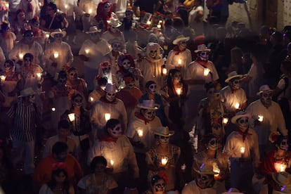 Personas disfrazadas de catrinas participan en el tradicional Paseo de las Ánimas, en Mérida (México). 