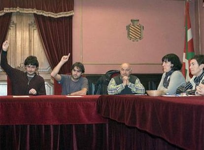 El alcalde de Azpeitia (ANV), Iñaki Errazkin, junto a un compañero de partido durante el pleno extraordinario