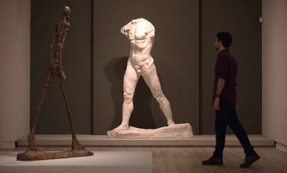 'El hombre que camina' de Giacometti (a la izquierda), frente al 'Hombre que camina' de Rodin en la exposición de la Fundación Mapfre 'Rodin-Giacometti'.