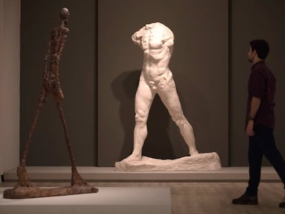 'El hombre que camina' de Giacometti (a la izquierda), frente al 'Hombre que camina' de Rodin en la exposición de la Fundación Mapfre 'Rodin-Giacometti'.