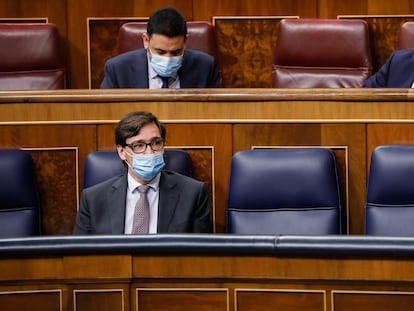 Health Minister Salvador Illa (l) in Congress today.