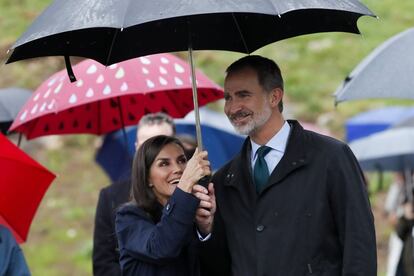 Los Reyes de España, resguardados de la lluvia