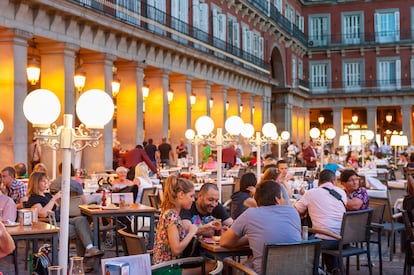 Las terrazas de la Plaza Mayor de Madrid al atardecer en una fotografía tomada en 2012.