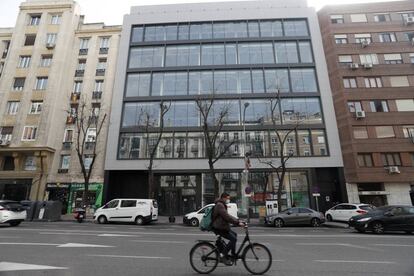 Fachada del edificio rehabilitado en el número 36 de la calle de Goya.  