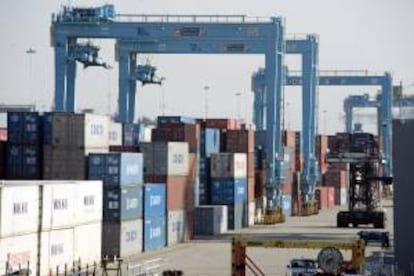 Vista de varios contenedores en el Puerto de Oakland, California (EEUU). La Asociación Transpacífica es un pacto comercial en ciernes del cual forman parte también México, Chile y Perú. EFE/Archivo