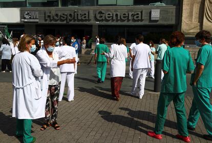 Una protesta de sanitarios a las puertas del hospital La Paz, el pasado 15 de septiembre.