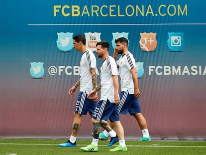 Ángel Di María , Leo Messi y Sergio Aguero (d), durante el entrenamiento del seleccionado argentino en la ciudad deportiva del FC Barcelona.