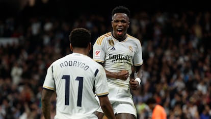 Vinicius celebra con Rodrygo tras marcar el 2-0 al Valencia.