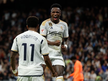 Vinicius celebra con Rodrygo tras marcar el 2-0 al Valencia.