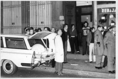 Policía y ambulancias en la puerta del número 55 de la calle Atocha de Madrid el 24 de enero de 1977 tras la matanza de los abogados laboralistas.