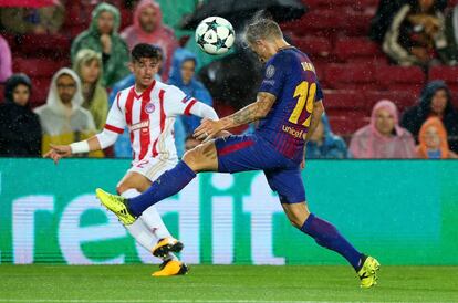 El jugador del Barcelona Lucas Digne golpea el balón de cabeza.