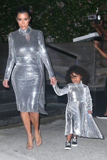 North West apunta maneras desde pequeña y aparece vestida como su madre en muchas de las ocasiones que salen juntas. En la imagen, Kardashian y West marchándose de un concierto de Kanye West en Nueva York el pasado 5 de septiembre vestidas de Vetements.