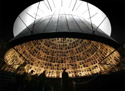 En la ciudad israleí han comenzado los actos del aniversario en el Museo Yad Vashem con el encendido de seis antorchas en recuerdo a las víctimas