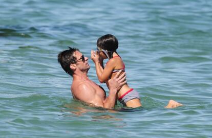 Hugh Jackman apura los últimos días de agosto junto a su mujer Deborra-Lee Furnes y sus hijos: Oscar, de 11 años, y Ava, de seis, en las aguas de Saint Tropez. En este paraíso de los famosos, al sur de Francia, el actor y su familia han disfrutado del sol y la playa durante todo el mes de agosto. En la imagen, Jackman y la pequeña Ava dan rienda suelta a los juegos en el Mediterráneo.