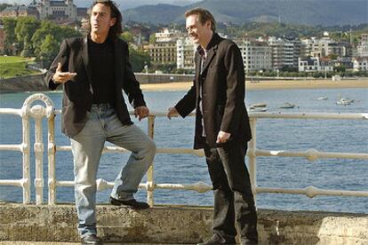 Tom DiCillo y Steve Buscemi posan en el Paseo Nuevo de San Sebastián tras presentar su película <i>Delirious</i>.