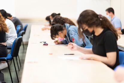 Varios alumnos se examinan de Selectividad en el campus de la Merced de la Universidad de Murcia, este martes.