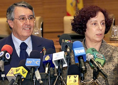 El ministro de Exteriores marroquí, Mohamed Benaissa, junto a Ana Palacio en una rueda de prensa en 2003.