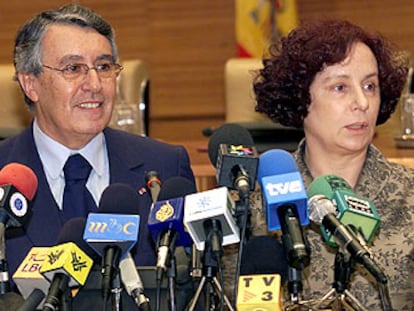 El ministro de Exteriores marroquí, Mohamed Benaissa, junto a Ana Palacio en una rueda de prensa en 2003.