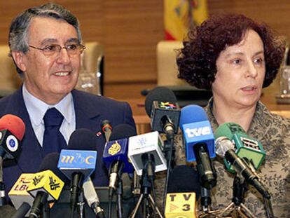 El ministro de Exteriores marroquí, Mohamed Benaissa, junto a Ana Palacio en una rueda de prensa en 2003.