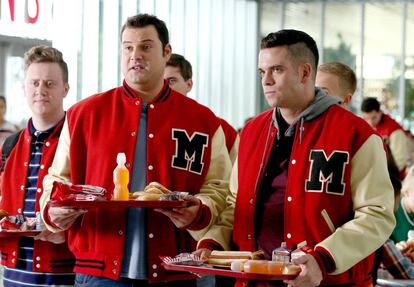 Mark Salling, à direita da imagem, em um fotograma da sexta temporada de 'Glee'.