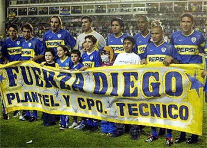Toda la plantilla de Boca Juniors, con una pancarta de apoyo a Maradona.