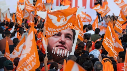 Simpatizantes de Samuel García durante un acto de pre-campaña, en Monterrey, Nuevo León, el 20 de noviembre.
