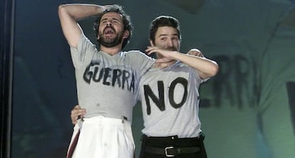 The actors Willy Toledo (l) and Alberto San Juan say no to war at the 2003 Goya Awards ceremony.