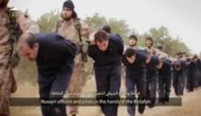 Fotografama del vídeo difundido este domingo por el Estado islámico que muestra a un grupo de soldados sirios capturados.